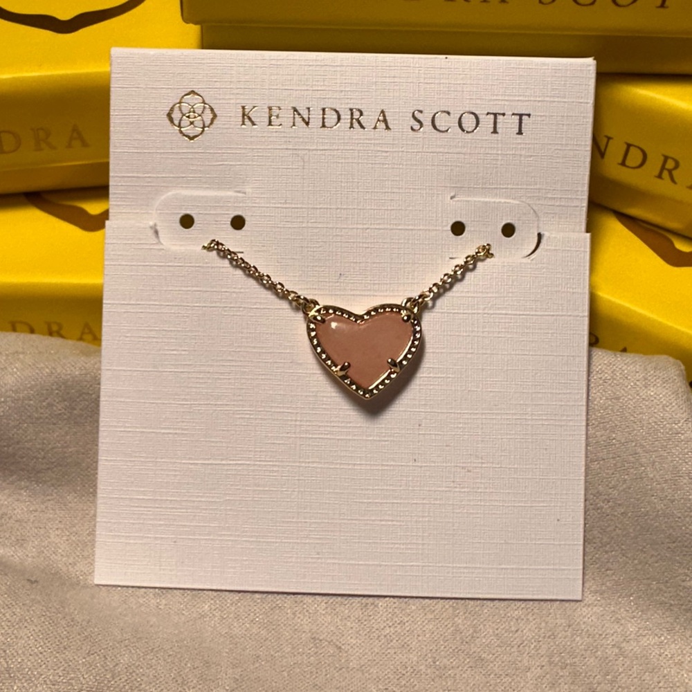 NWT Kendra Scott Ari Heart Gold Pendant Necklace in Rose‎ Quartz - Picture 6 of 9